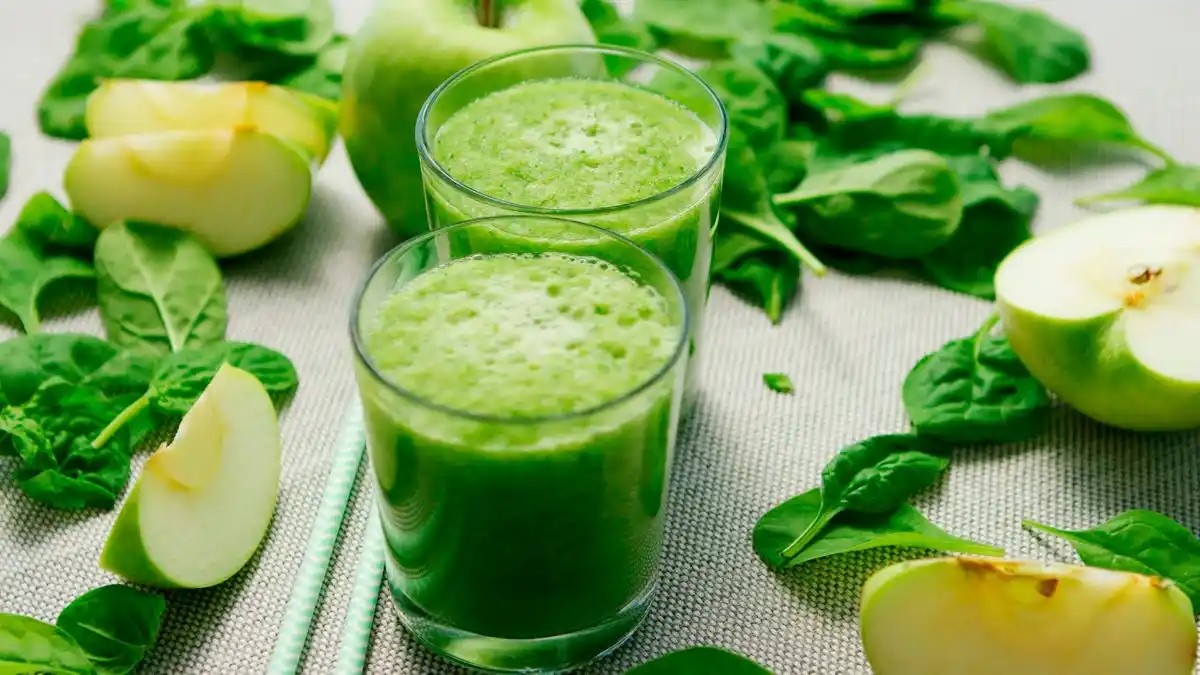 Prepara un jugo verde para desintoxicar el cuerpo y bajar la barriga (Video)