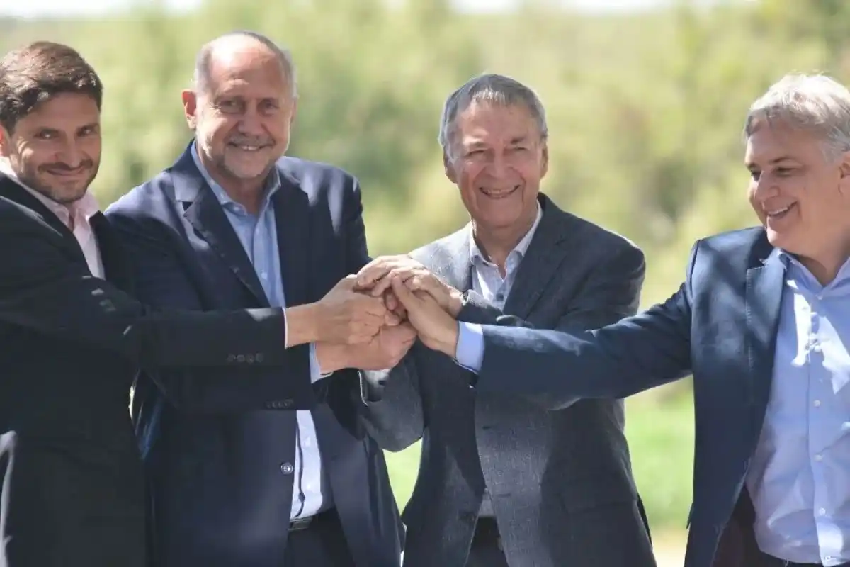 Omar Perotti y Juan Schiaretti, y los electos, Maximiliano Pullaro y Martín Llaryora, firmaron el contrato de inicio de obra y descubrieron una placa alusiva