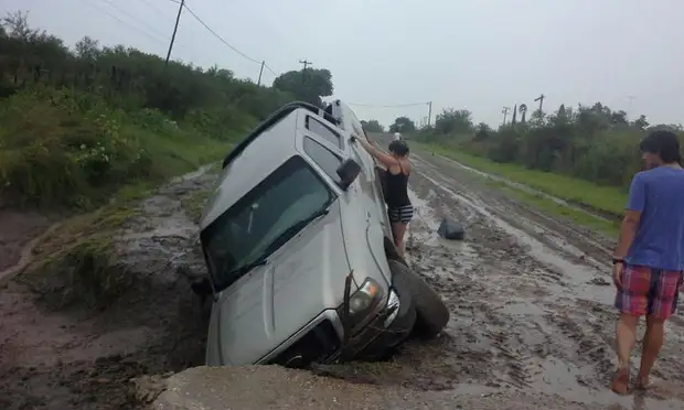 Volvían a su casa y se los tragó un pozo en la Ruta 51 