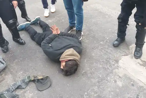 Robó un celular, lo corrieron varios testigos, fue reducido y entregado a la Policía