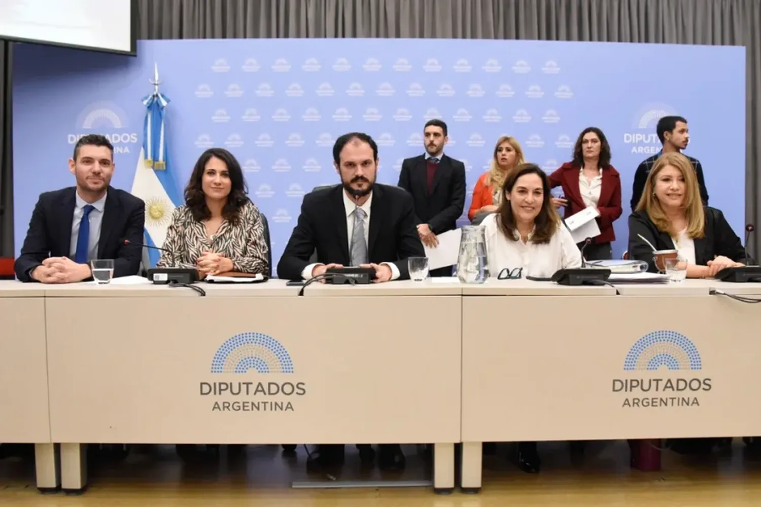 El oficialismo consiguió dictamen de mayoría del proyecto de Ley Bases y habrá sesión el lunes y martes próximo