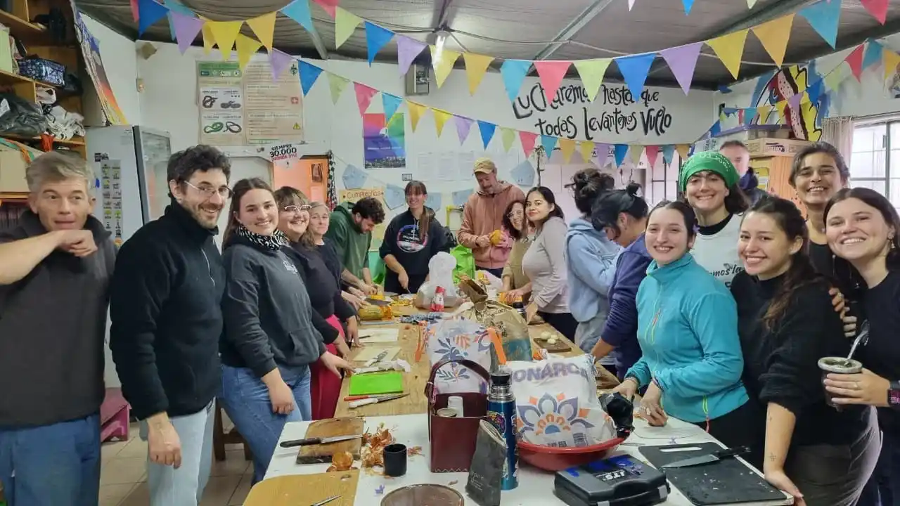 Los responsables de la olla popular, ayer por la tarde en El Cole.