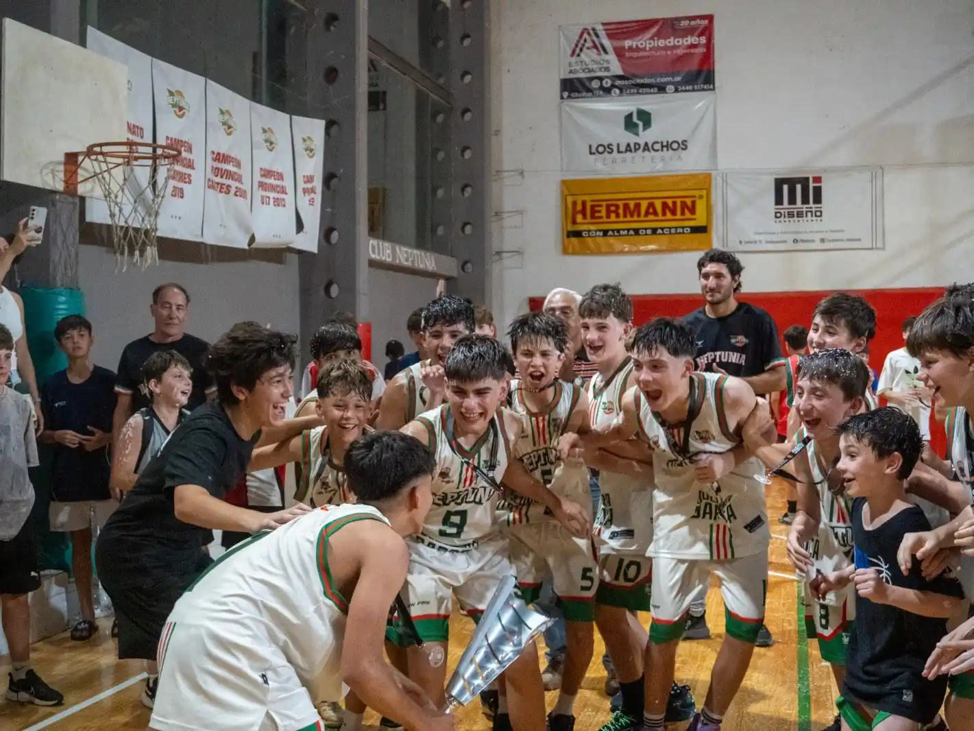 Neptunia celebra en U13.