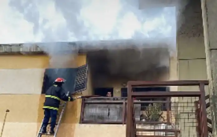 La vivienda quedaba en el primer piso , y al momento de la llegada de los equipos de emergencia, las llamas ya estaban completamente declaradas