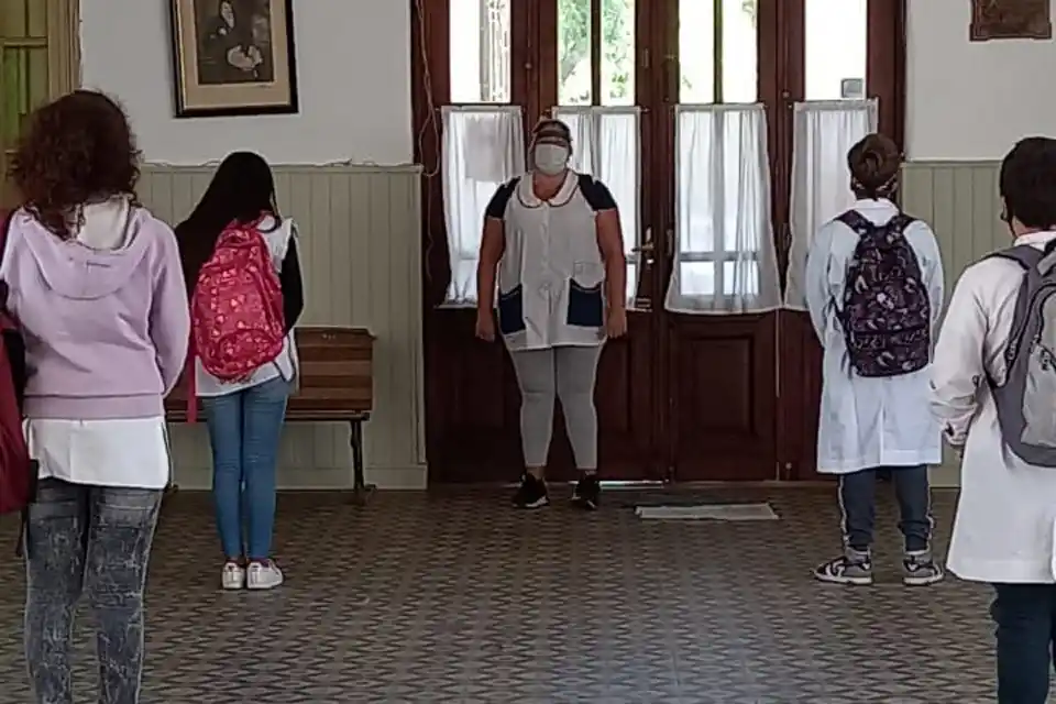 El riguroso protocolo para la vuelta a la presencialidad que arranca este lunes