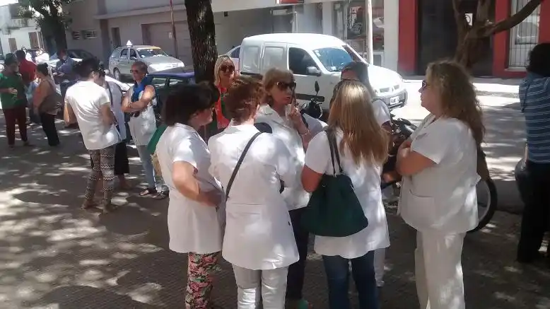 Los docentes se concentraron frente a la Dirección Departamental de Escuelas