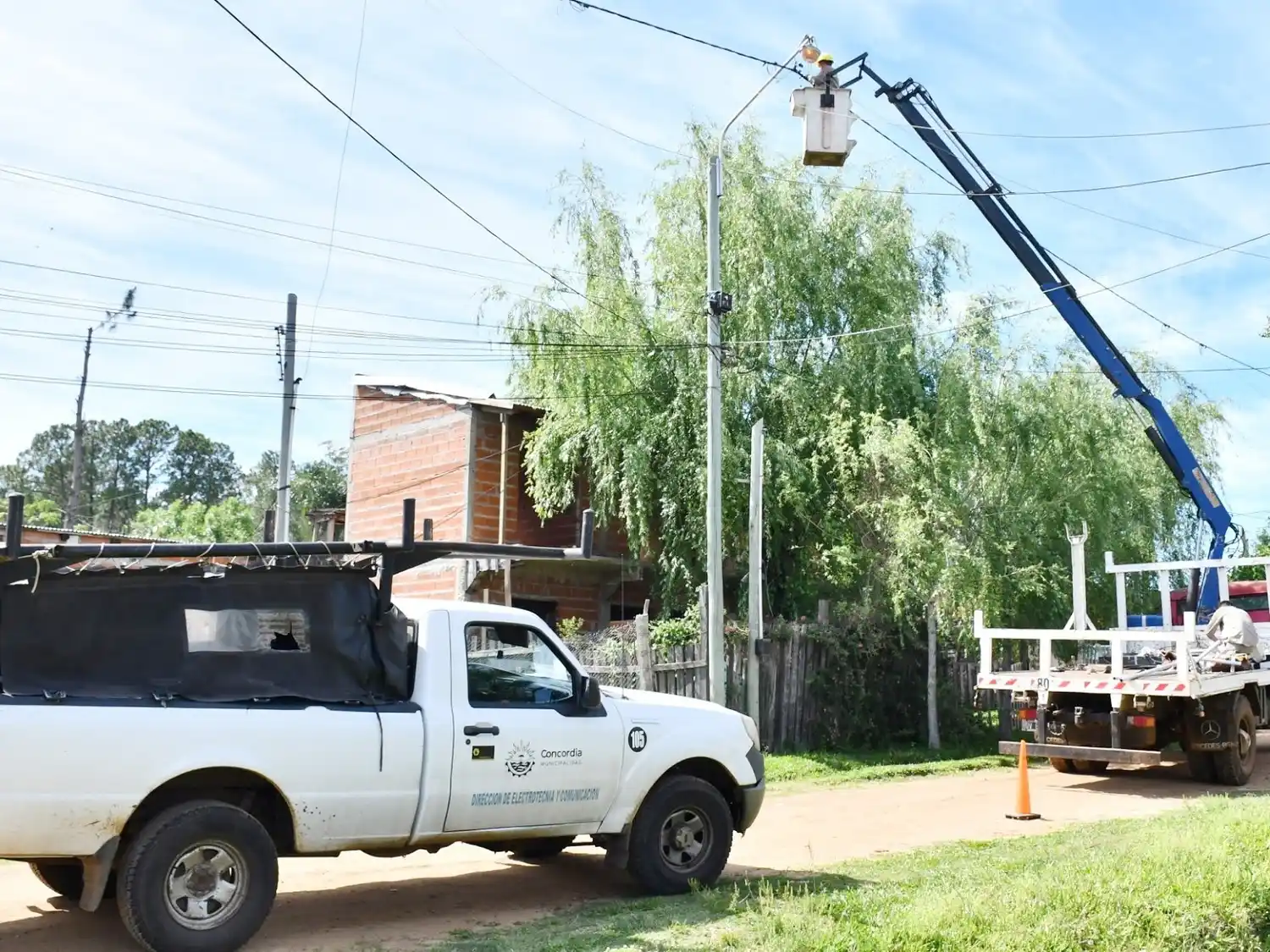 La municipalidad lleva renovados más de 300 puntos de luz en diferentes barrios de la ciudad