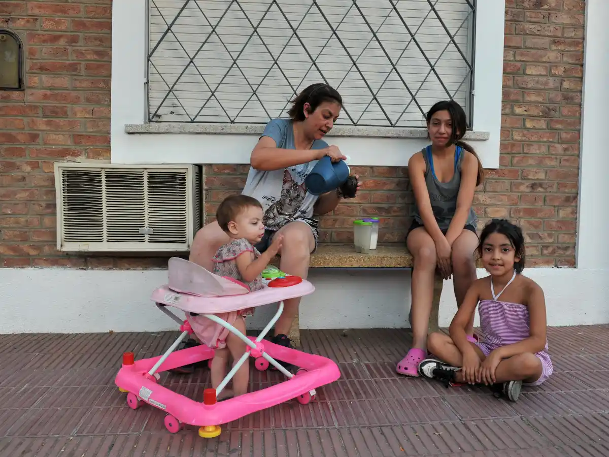 El banco, una comodidad que pobló las veredas y se rehúsa a desaparecer  