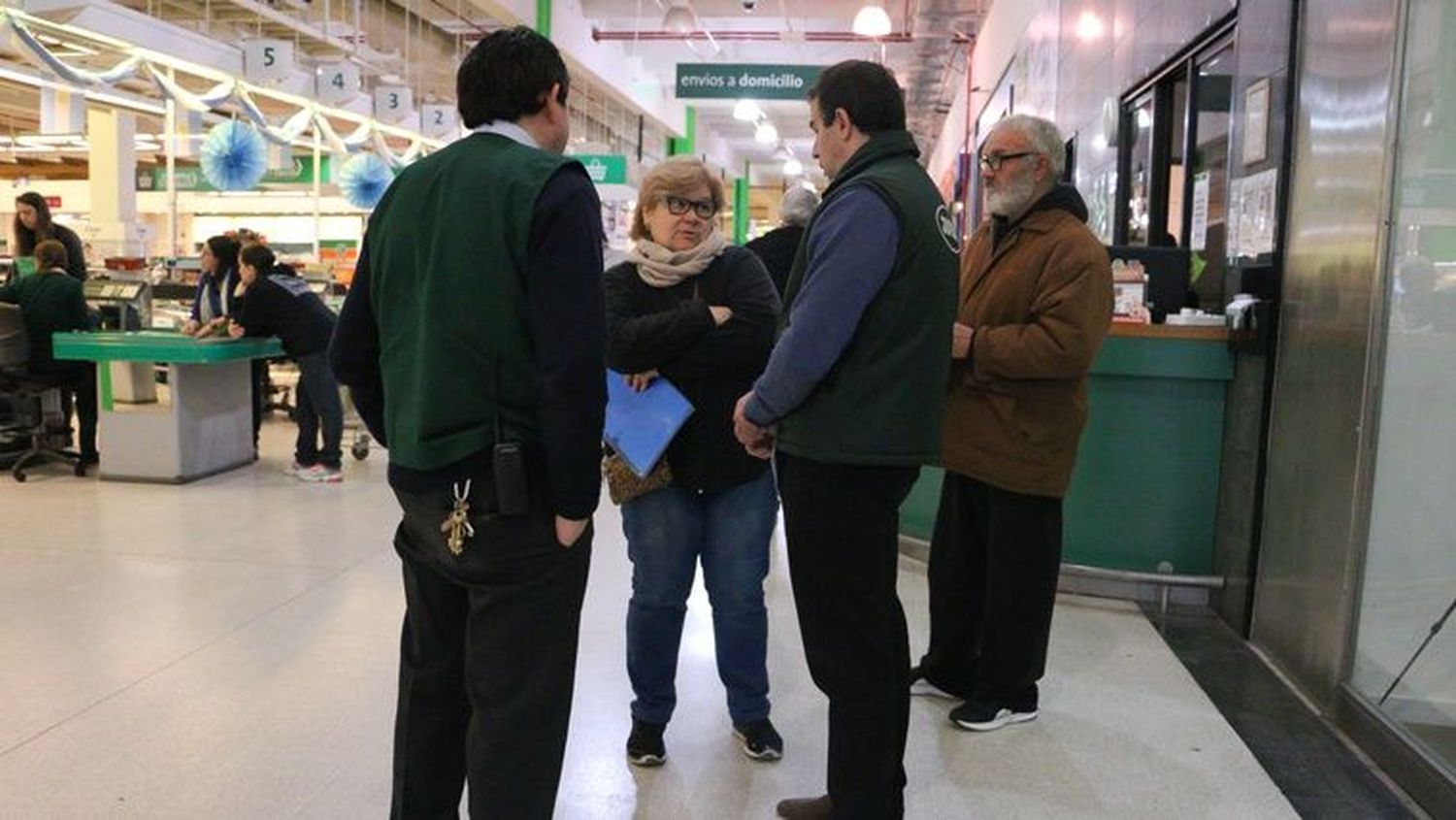 Los supermercados abrieron el feriado y serán sancionados