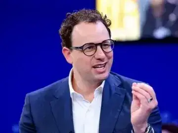 “Escribí un nuevo ensayo sobre por qué la industria de la IA debería desacelerar, con un plan de tres partes para hacerlo”, señaló Amodei al presentar su propuesta.