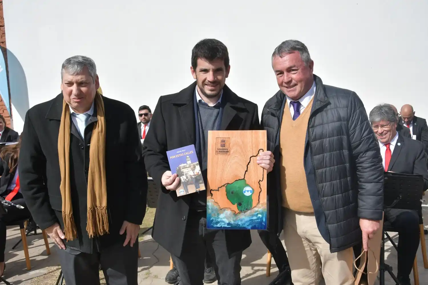 Intercambio de presentes en el marco de la conmemoración.