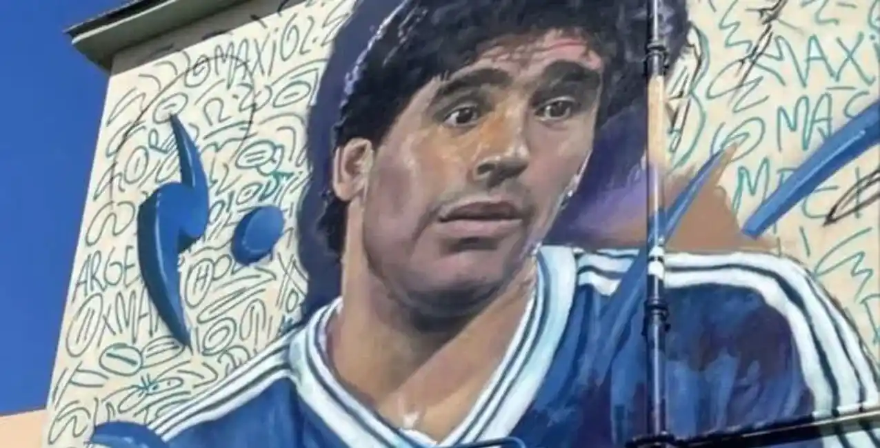 Italia: un artista argentino pintó un increíble mural de Diego Maradona