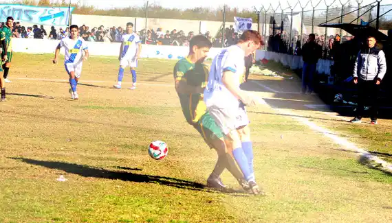 Urquiza venció a Libertad y se prende