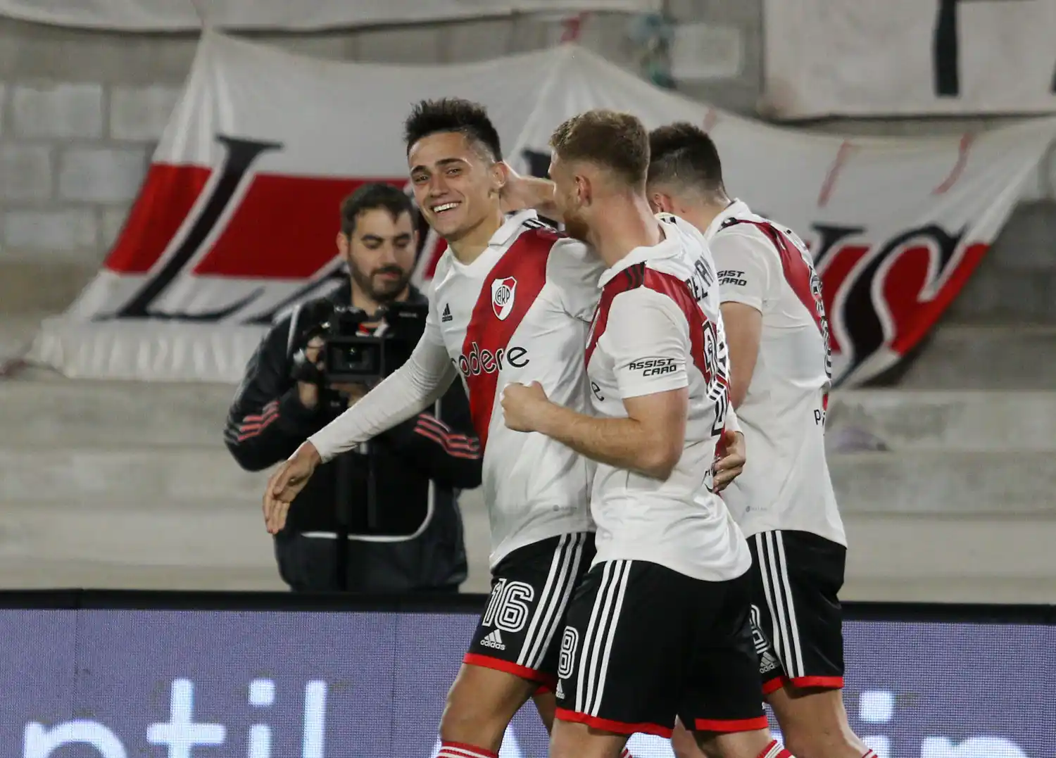 Beltrán y Palavecino festejan con Solari, autor de los dos primeros goles de River.