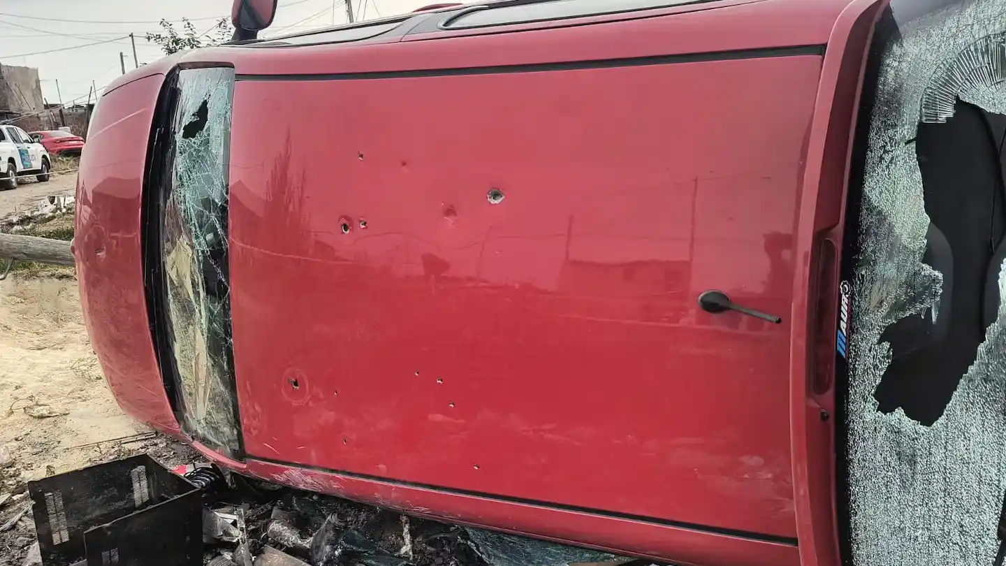 El auto en el que iba el sospechoso del asesinato volcó.