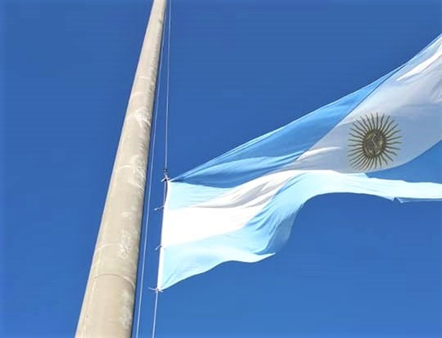 Buscan al “chorro patriota” que robó la bandera del mástil del Nuevo Boulevard