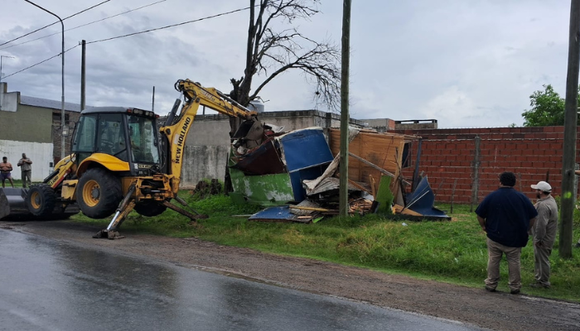 Tras años de polémica, el Municipio removió la casilla que ocupaba una persona que puso en peligro a los vecinos