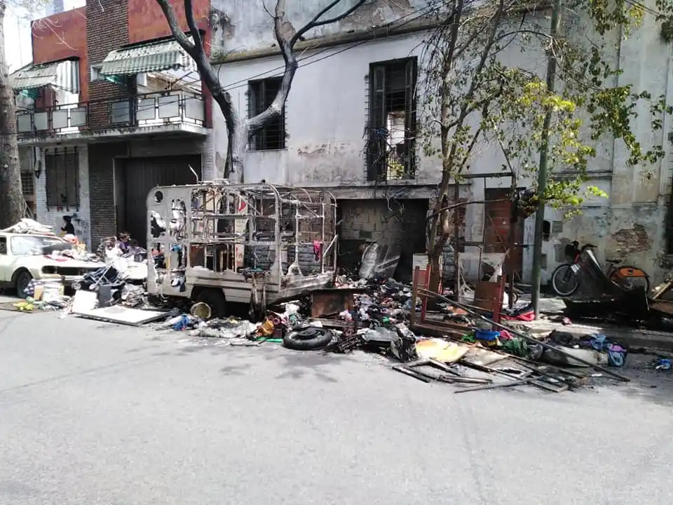 Quemaron la casa rodante de una familia en situación de calle