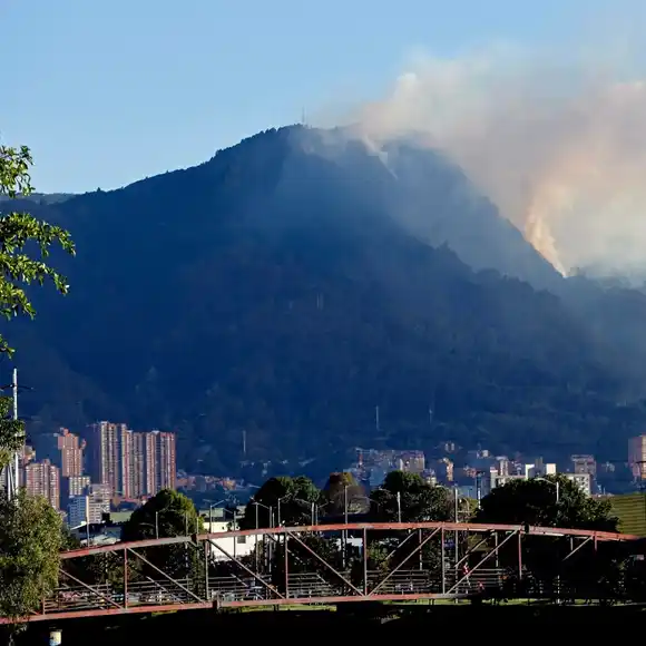 ¡Apagan uno y prenden otro! Nuevo incendio forestal en Bogotá