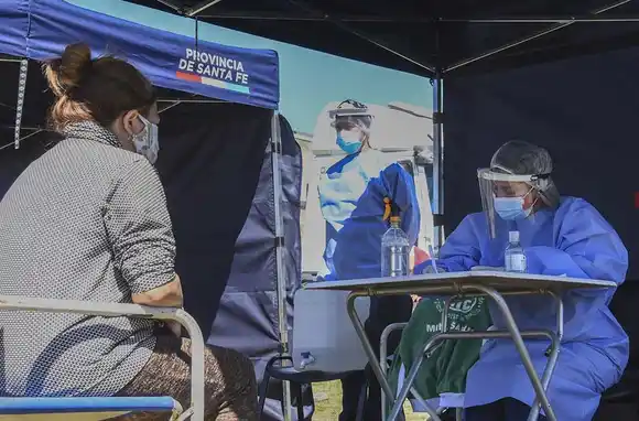 2.031 nuevos contagios de covid y 16 muertes en la provincia, 9 residían en Rosario
