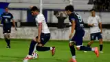 La lucha en el mediocampo es entre Genaro Rodríguez y Alejandro Hurtado.