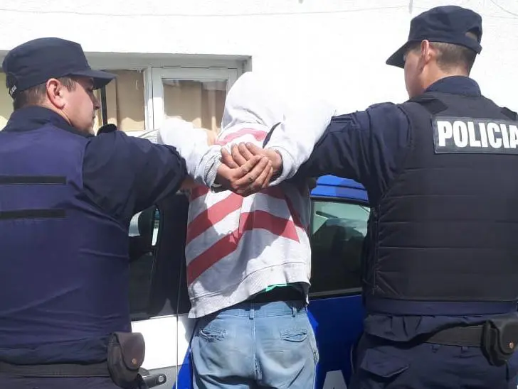 Sorprendieron a un hombre dentro de un vehículo ajeno