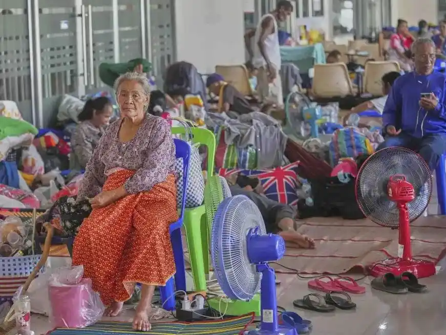 Residentes tailandeses que huyeron de sus hogares tras enfrentamientos entre soldados tailandeses y camboyanos descansan en un centro de evacuación en la provincia de Surin.