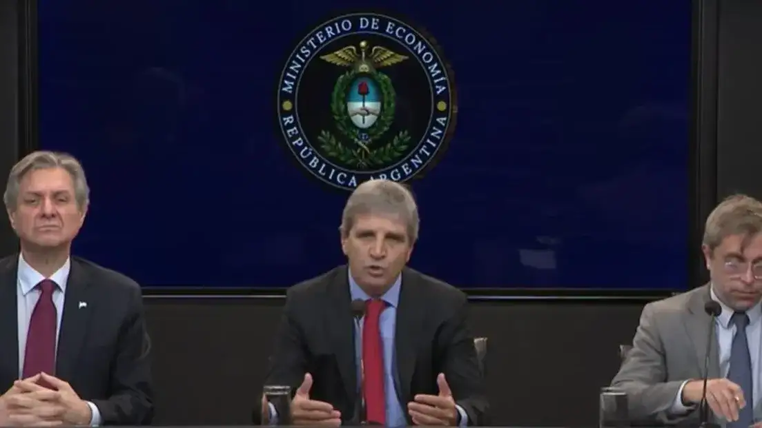 Caputo presentó el programa financiero 2027: "Salir a los mercados es una opción, no un objetivo"