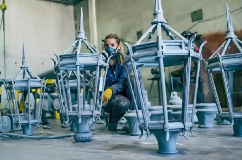 El Municipio restaura las farolas de la Rambla