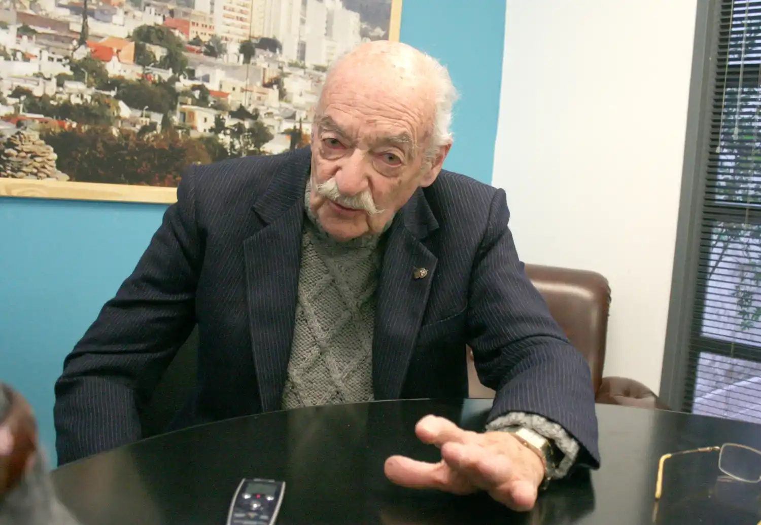 René Lavand, en la sala de entrevistas de El Eco de Tandil.