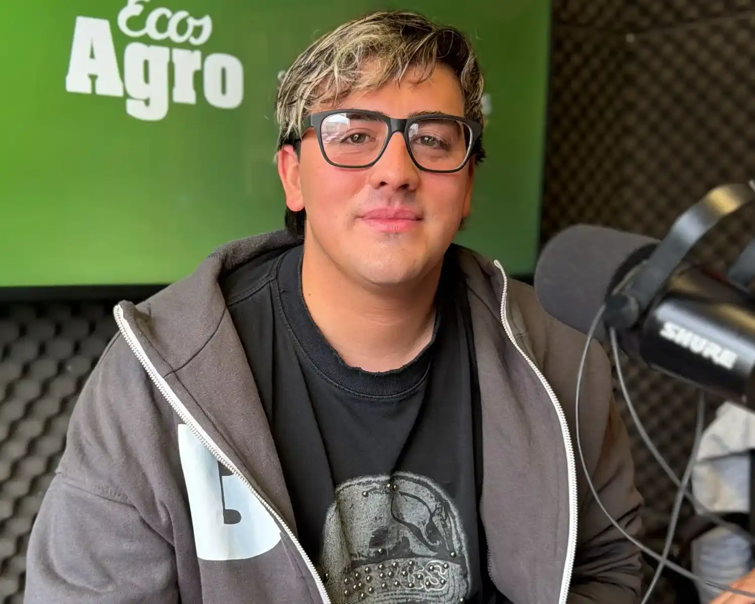 Nahuel Benavides, emprendedor de la marca de indumentaria Ola Violenta, durante la entrevista en Ecos Radio.