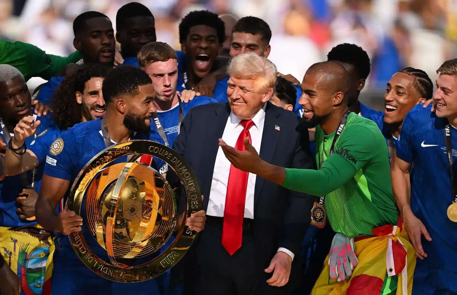 Donald Trump en medio de los festejos del Chelsea tras entregar la copa en el pasado Mundial de Clubes.