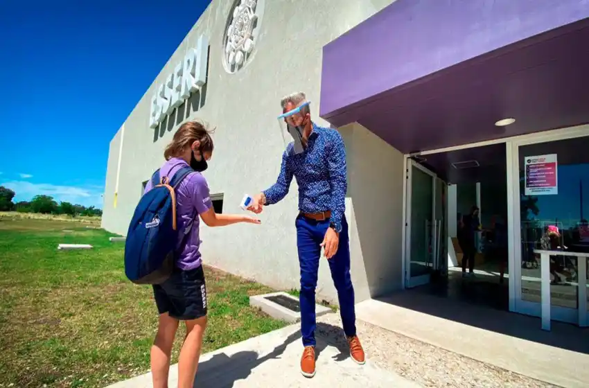 Una escuela se declaró en rebeldía a las medidas del Gobierno y continúa con las clases presenciales