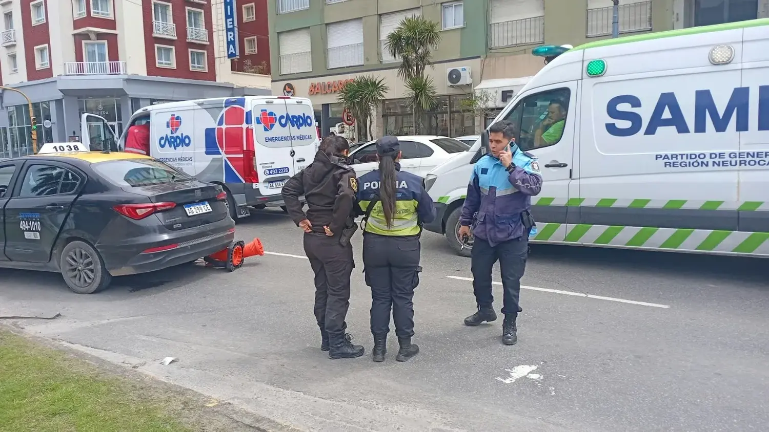 Mar del Plata: un pasajero sufrió la amputación de una pierna al enredarse con una soga cuando subía a un taxi