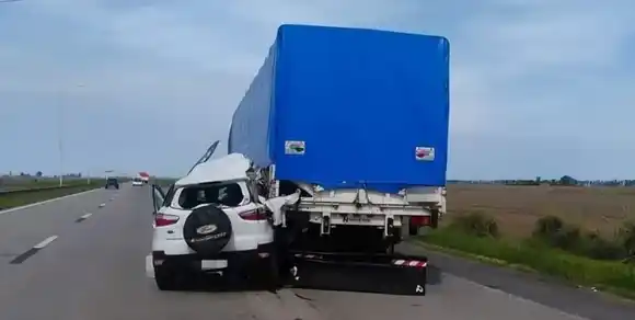 Trágico accidente: murió una mujer y hay dos heridos en autopista Córdoba-Rosario