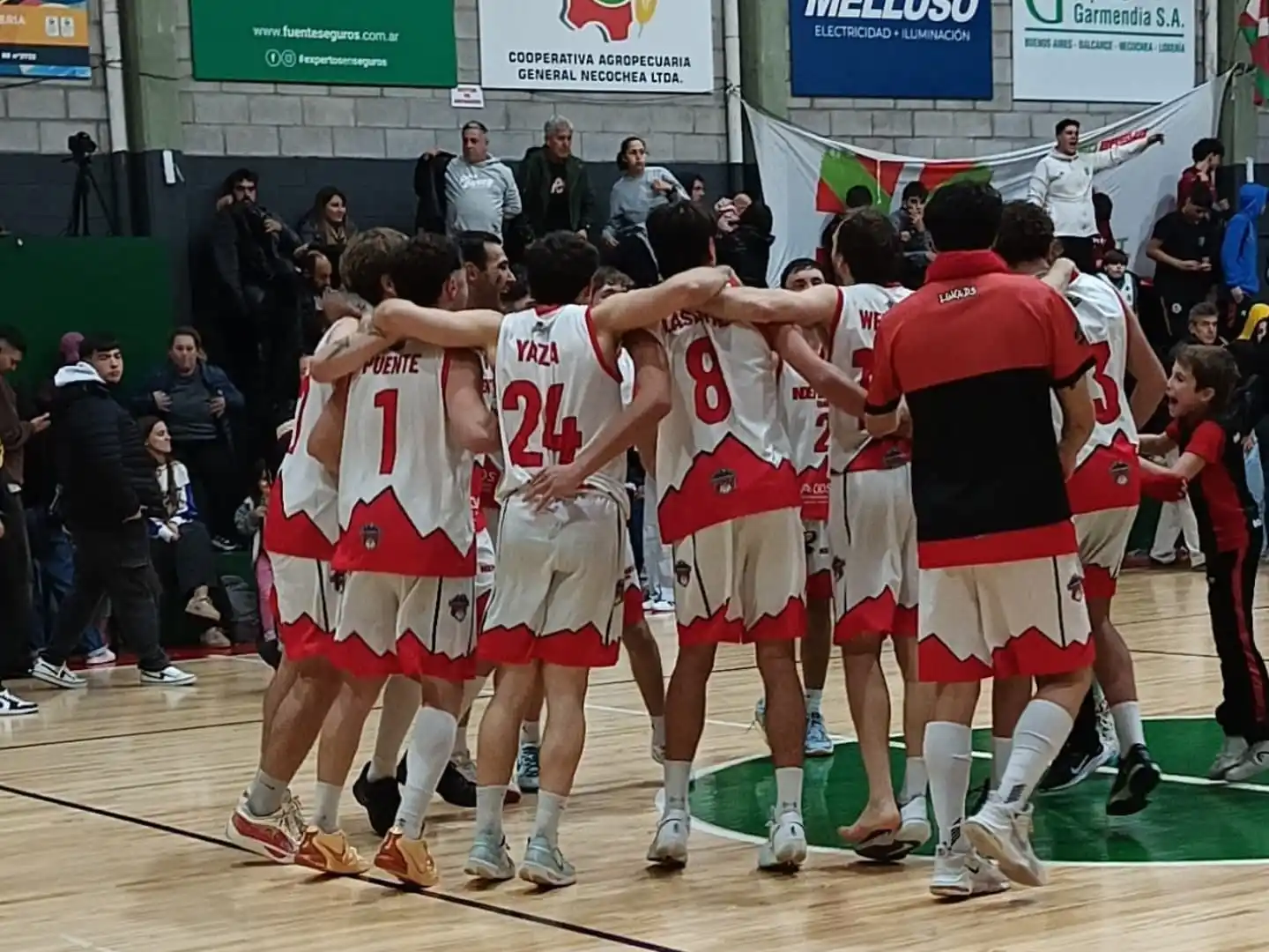 El festejo final del plantel rojinegro en Necochea.
Foto: Nicolás Pintueles.