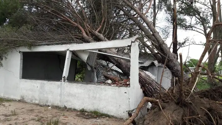 Un temporal originó graves daños en viviendas en Médanos