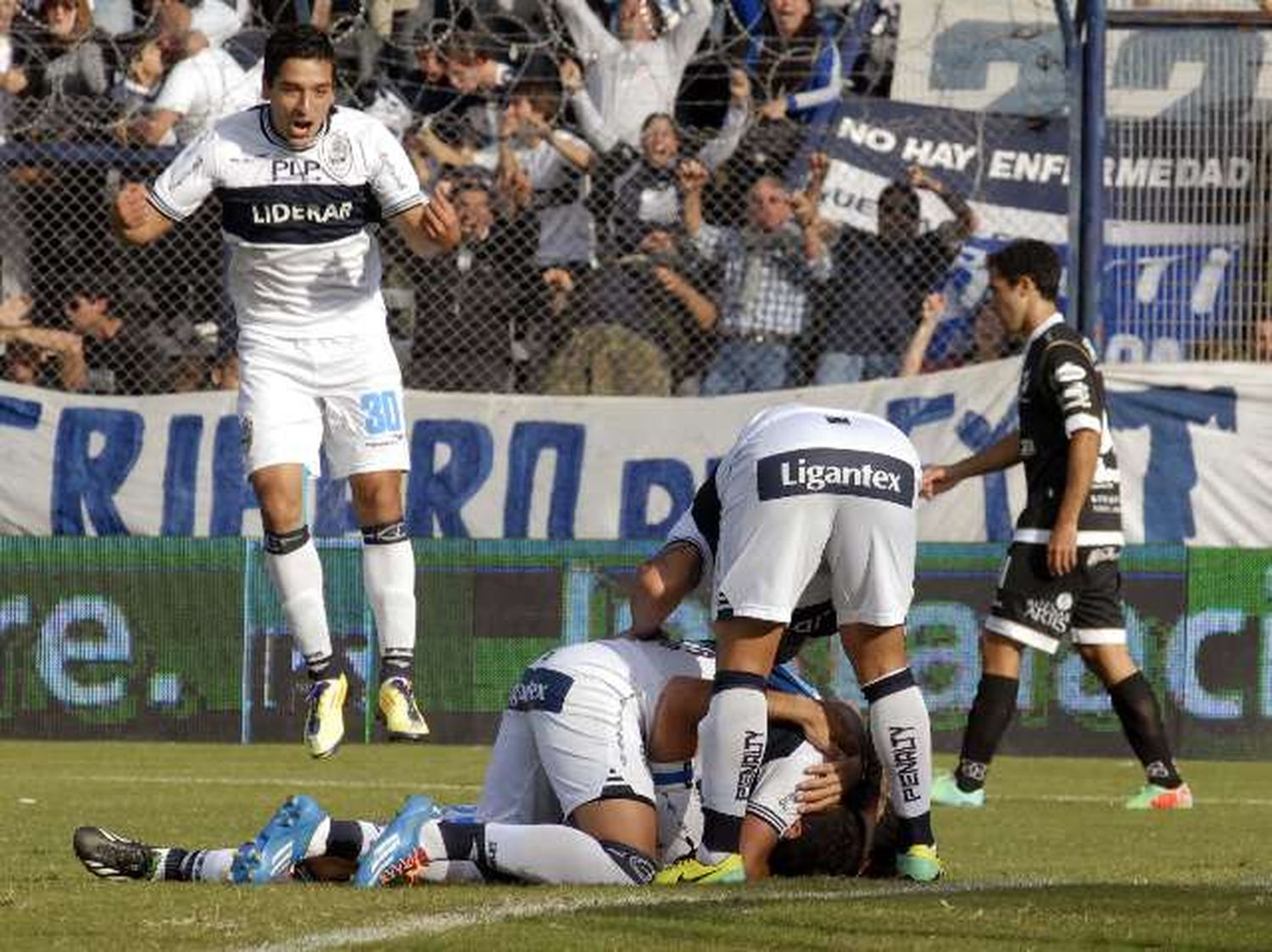 Con una chilena de Licht, Gimnasia ganó y es puntero junto a River