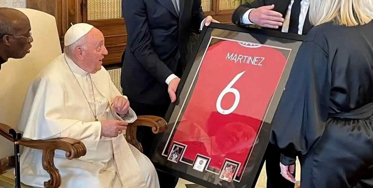El regalo de Lisandro Martínez al papa Francisco.