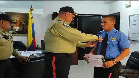 CONDECORAN A VIGILANTE que salvó la vida de niña que cayó por escaleras mecánicas de El Sambilito en Petare