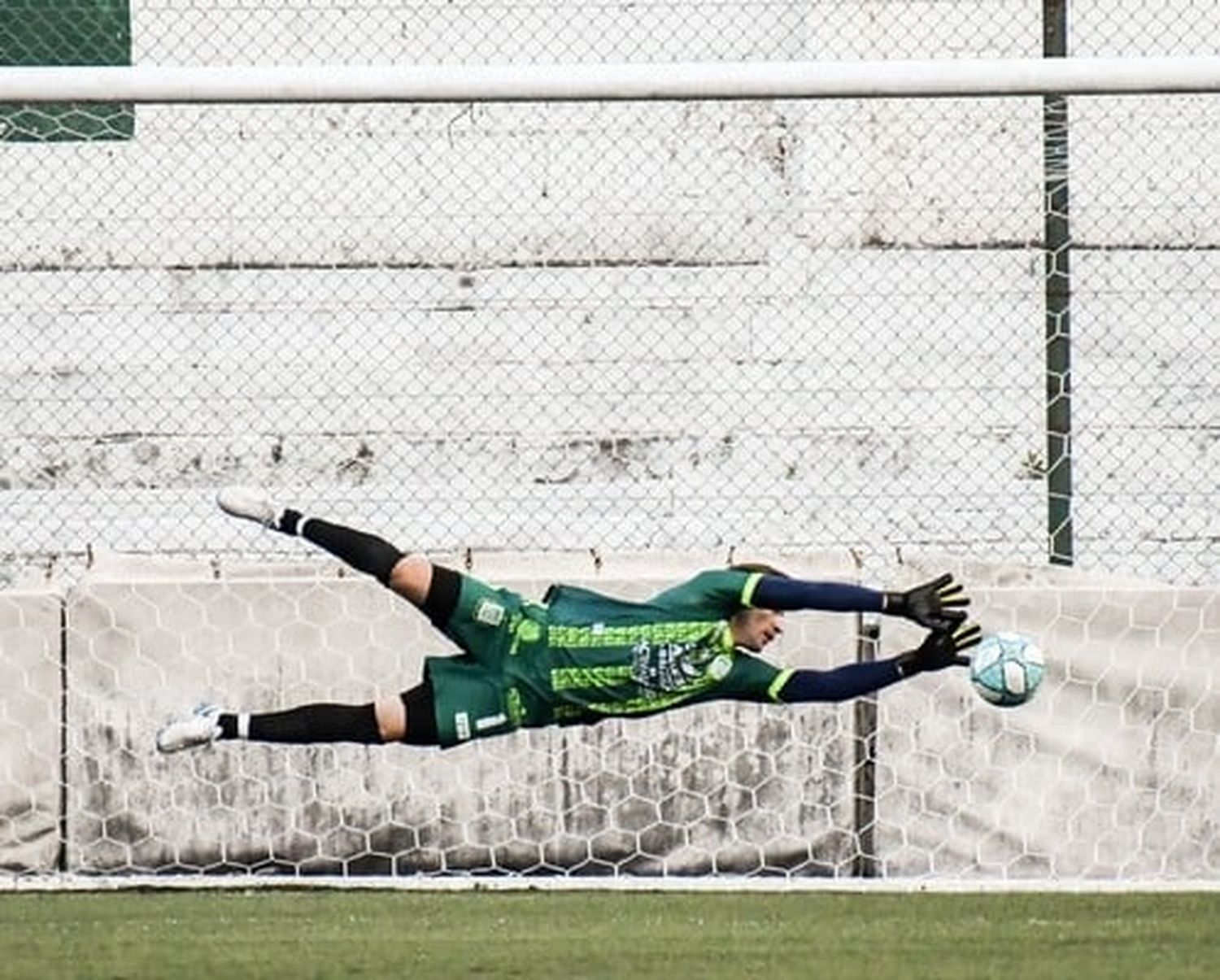 Primera C: con Matías Budiño en el arco, Excursionistas erró un penal, le empataron en el final y no pudo clasificar