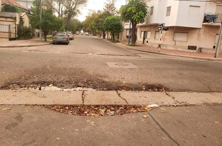 La esquina del bache que rompe autos y provoca accidentes