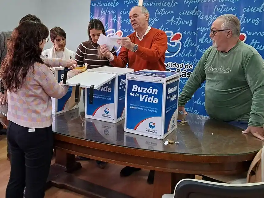 El intendente Norberto Gizzi encabezó el acto de apertura de los buzones.