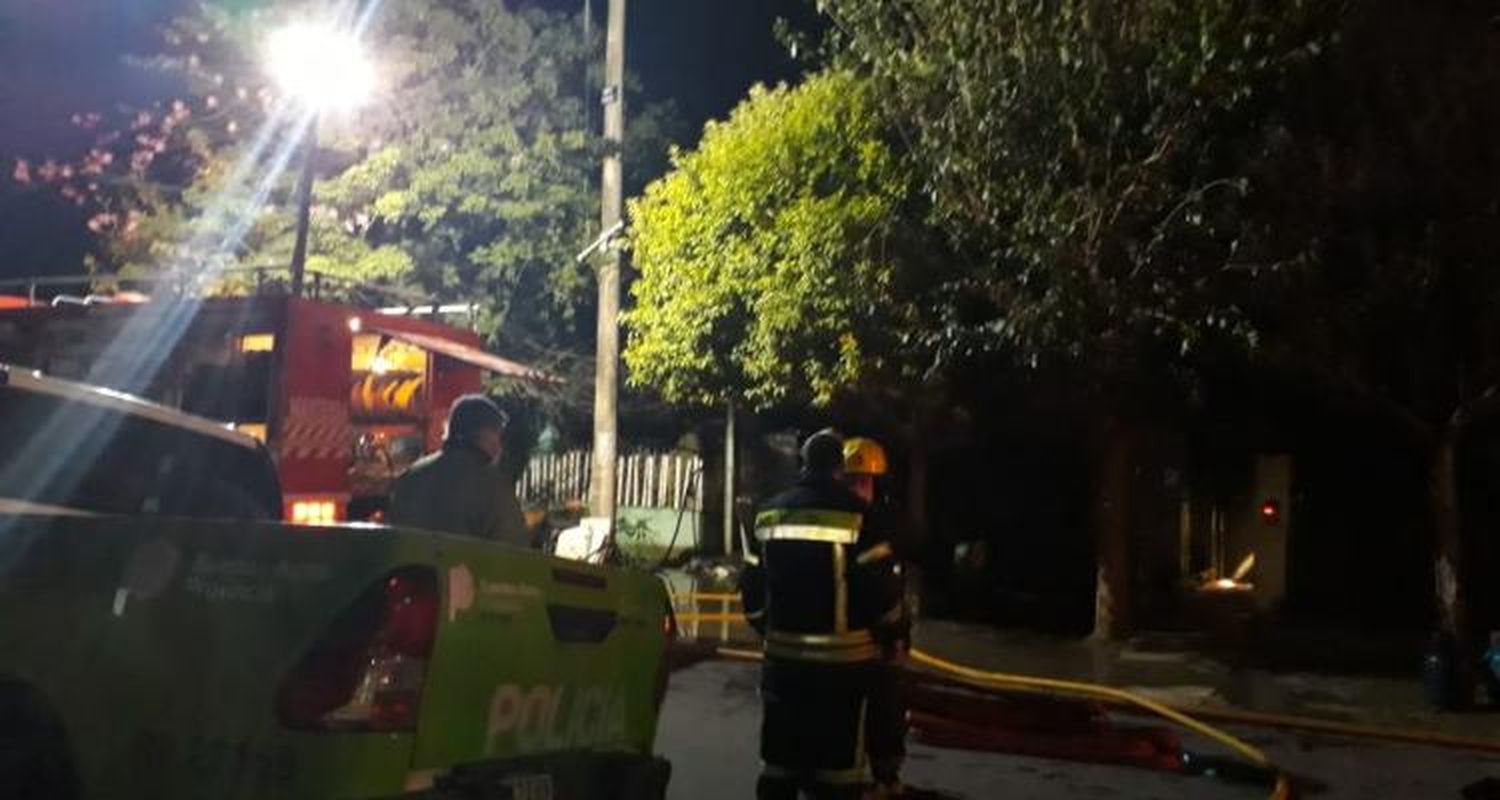 Voraz incendio con pérdidas totales en La Laguna al 2000