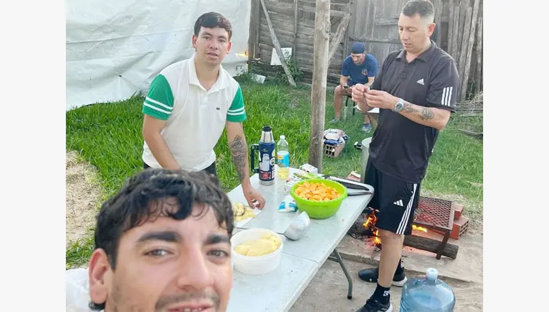 Enzo y Santiago, los jóvenes que cocinan para quienes más lo necesitan.