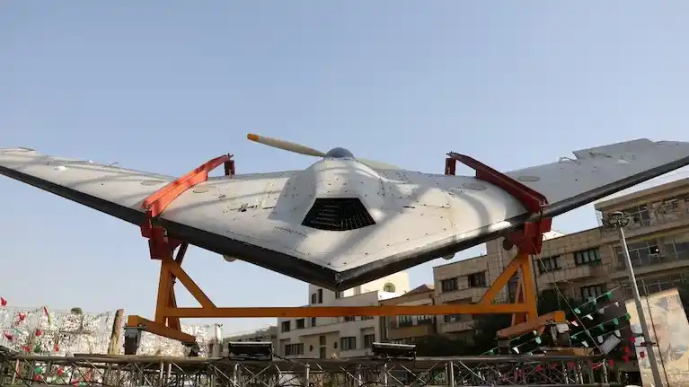 Un dron exhibido durante la semana de defensa iraní, en una calle de Teherán, Irán