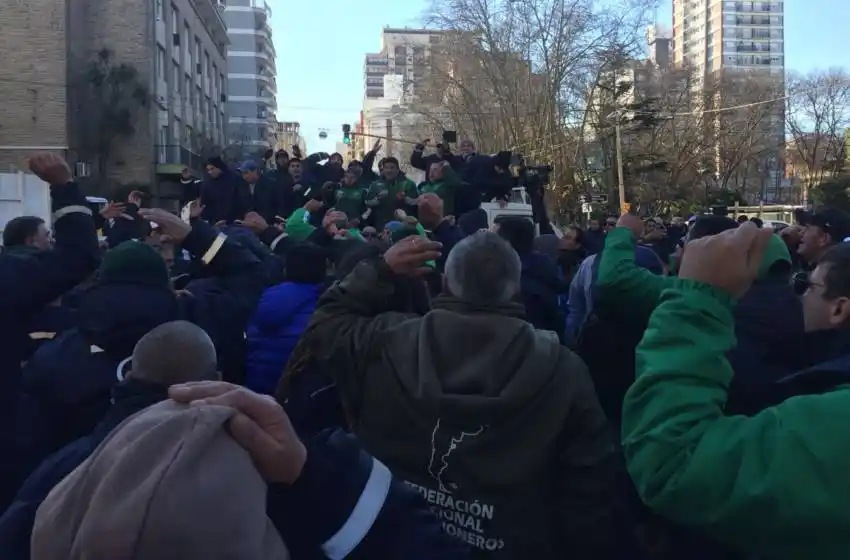 Camioneros se movilizaron hasta el Municipio por la falta de pagos