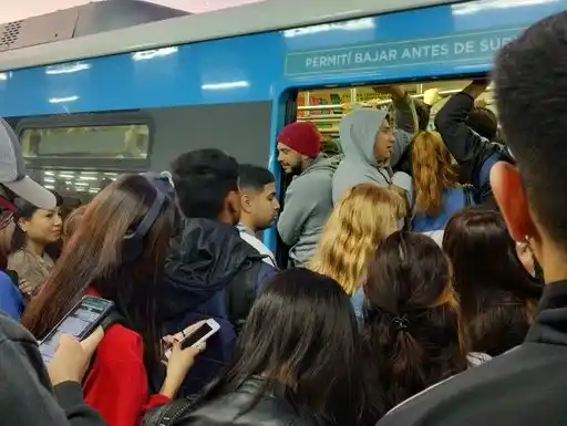 Otra vez el desprecio al laburante: Demoras y cancelaciones en el Tren Sarmiento por una medida gremial