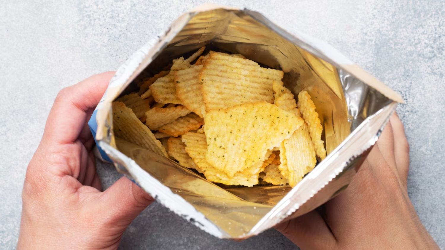 ¿Por qué las bolsas de papas fritas tienen tanto aire? La ciencia detrás del "espacio vacío"