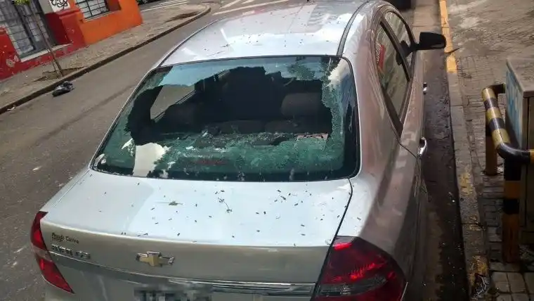 En Rosario una pelea terminó con diez autos destrozados